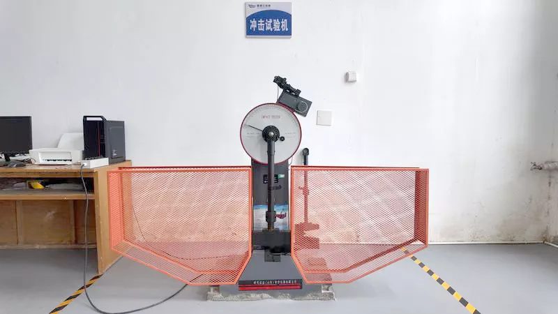 Charpy impact testing machine