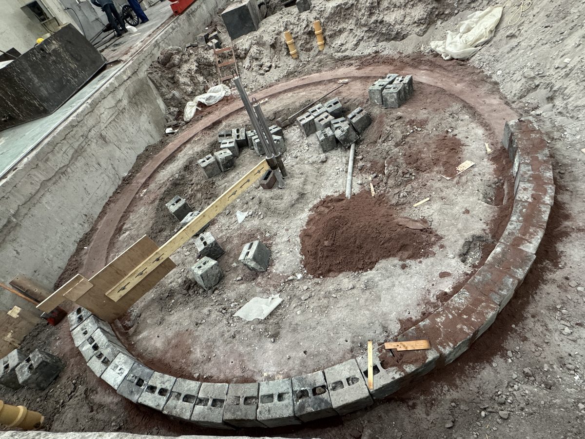 Pit molding workshop with sand molds