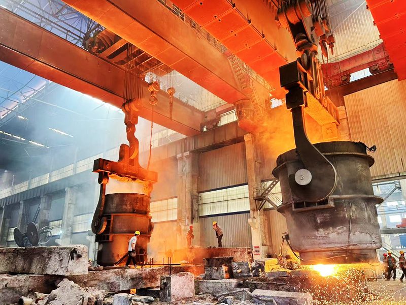 258-ton casting poured with dual overhead ladles at FWD Steel Casting